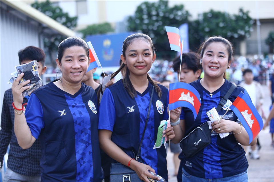 Ngay từ đầu giờ chiều ngày 29.4, dù thời tiết nắng nóng nhưng người hâm mộ Campuchia đã có mặt rất sớm tại sân vận động Olympic.