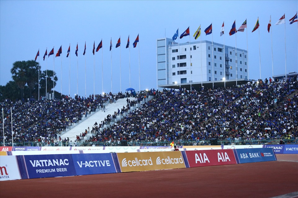 Hàng chục ngàn khán giả đã lấp đầy sân vận động Olympic.