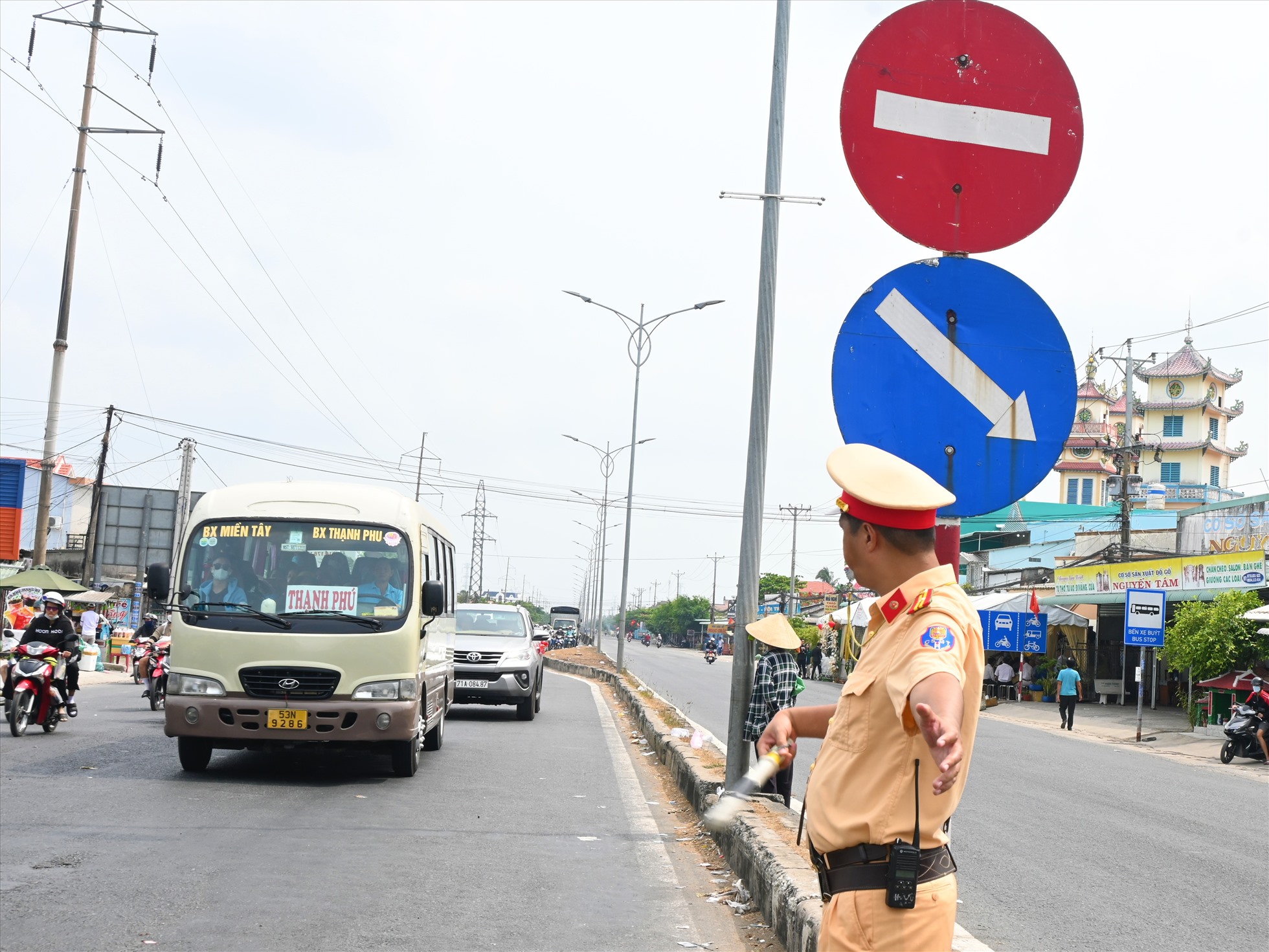 Theo ghi nhận của PV Báo Lao Động, tại các điểm nóng về giao thông trên địa bàn tỉnh Tiền Giang, lực lượng cảnh sát giao thông (CSGT) Công an tỉnh Tiền Giang đều có mặt để điều tiết giao thông. Bên cạnh đó, lực lượng CSGT của Công an tỉnh Tiền Giang phối hợp các đơn vị có liên quan, chủ động phân luồng điều tiết giao thông từ xa đã tránh ùn tắc giao thông xảy ra trên địa bàn. Ảnh: Thành Nhân