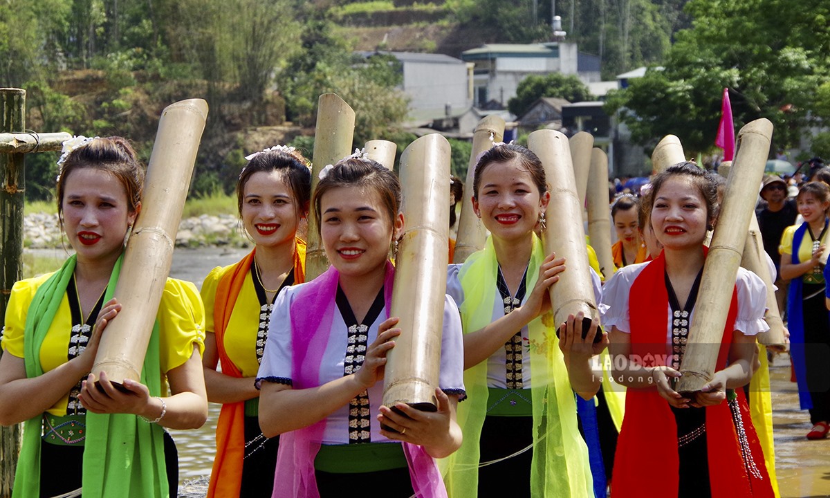 Những cô gái Thái sẽ đem theo những chiếc ông được làm từ những cây bương (cùng họ tre, nứa) ra suối lấy nước.