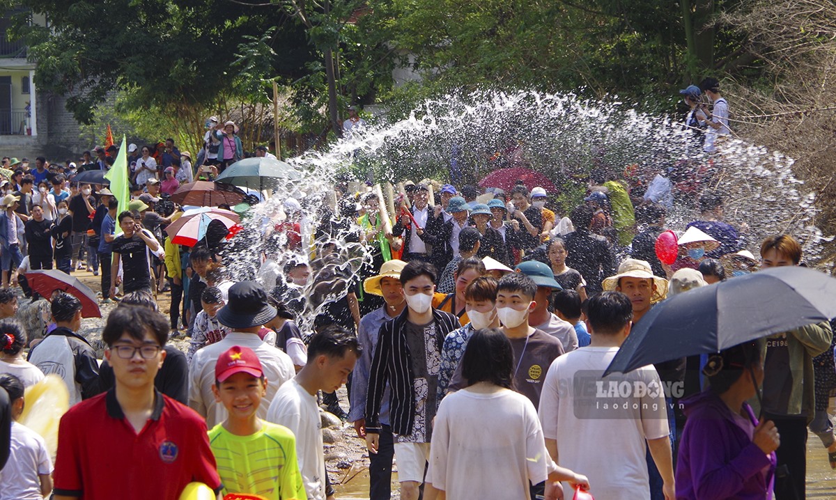 Theo quan niệm của người Thái, việc té nước vào người nhau trong ngày lễ quan trọng này sẽ đem lại sự may mắn thay cho những lời cầu chúc.