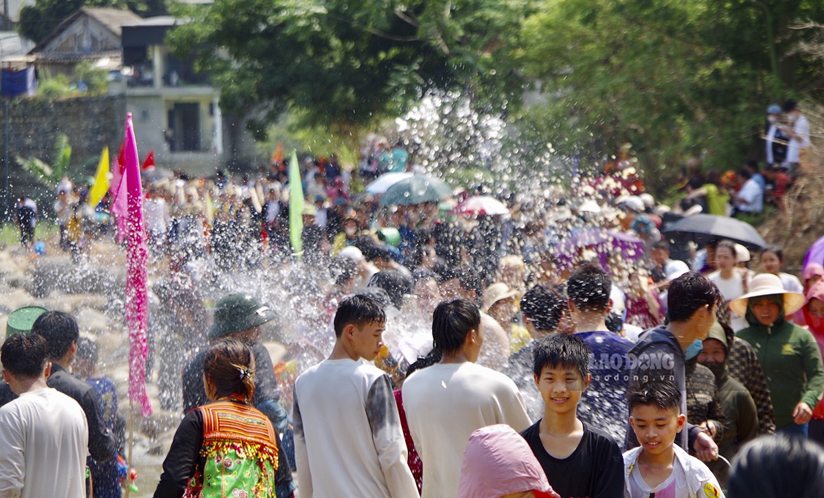 Kết thúc lễ té nước cũng là lúc Lễ hội Then Kin Pang chính thức khép lại sau 2 ngày diễn ra các hoạt động sôi nổi, linh thiêng và hấp dẫn.