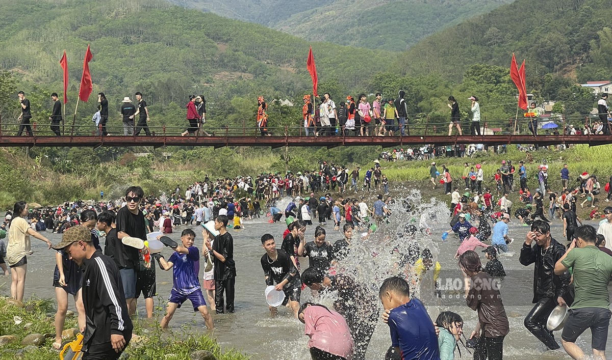 Lễ hội Then Kin Pang là hoạt động văn hóa, thể thao và du lịch được tổ chức vào dịp 10.3 (âm lịch) hàng năm của dân tộc Thái (ngành Thái trắng) tại huyện Phong Thổ, tỉnh Lai Châu.