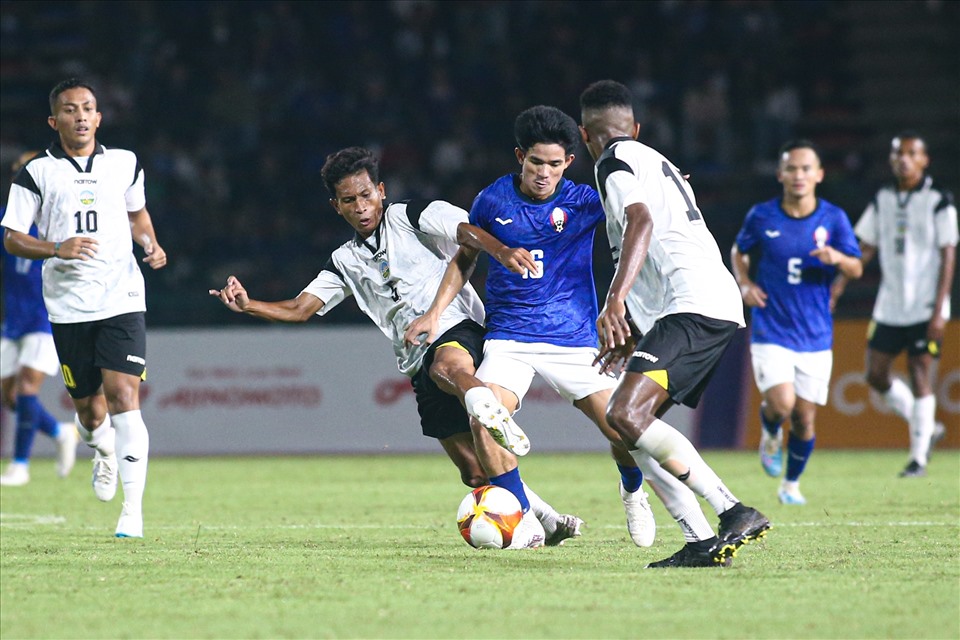 Bước sang hiệp 2, đội bóng áo xanh chủ động chơi chậm, nhường thế trận cho U22 Timor Leste.