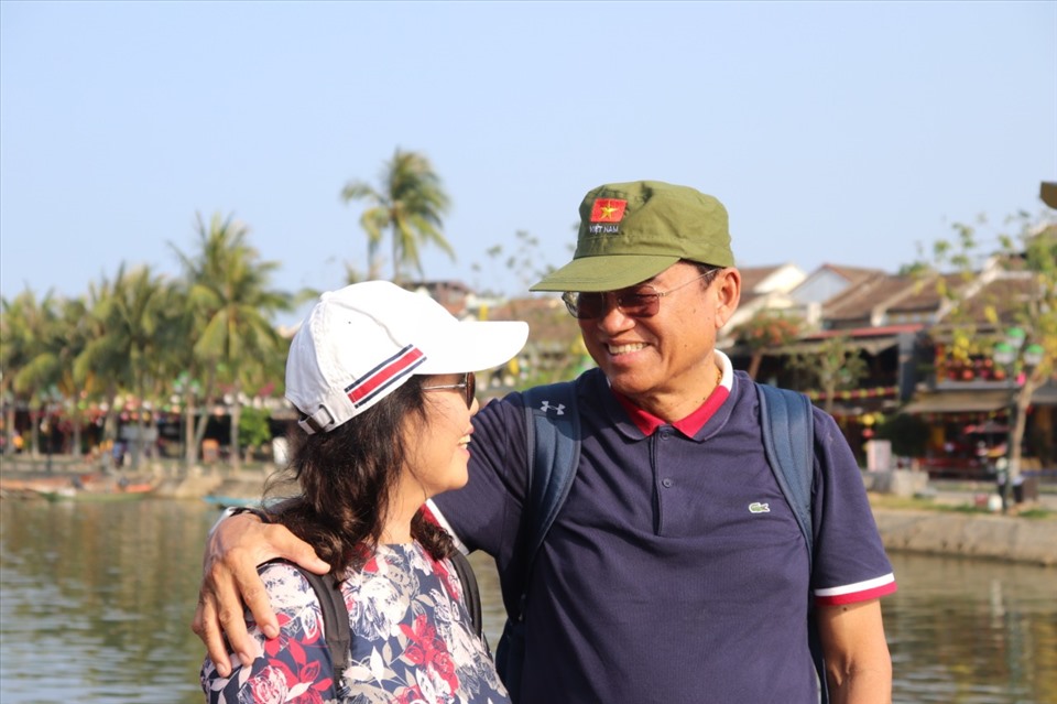 Ông Nguyễn Hoài Trung, du khách đến từ TP Hồ Chí Minh cho biết: “Dù đã nhiều lần ghé Hội An nhưng chúng tôi vẫn không thể rời mắt khỏi những chiếc đèn lồng, hoa đăng... Mỗi năm chúng tôi đều ghé Hội An ít nhất một lần để thư giản, trải nghiệp.”