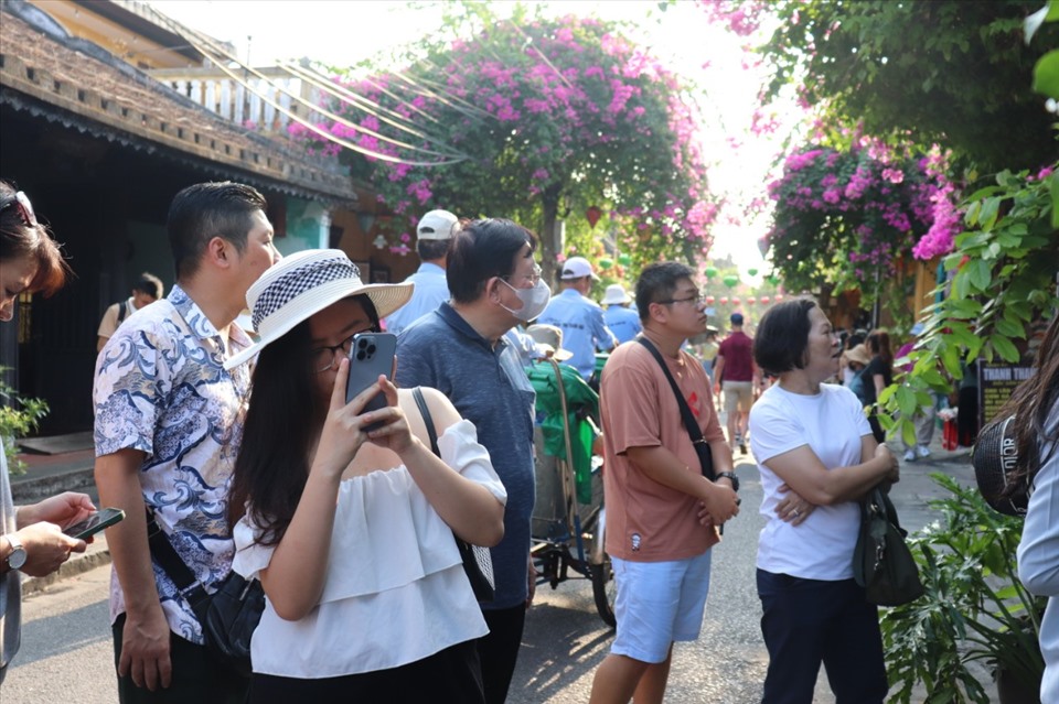Đông du khách trong và ngoài nước chọn Hội An làm nơi check-in.