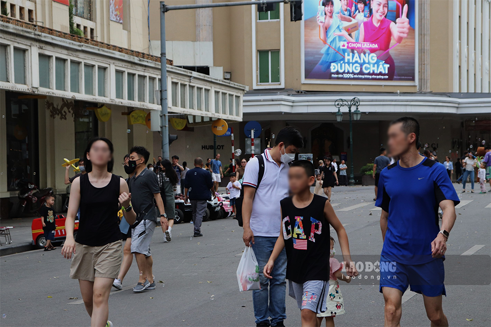 Tại khu vực phố đi bộ Hồ Hoàn Kiếm những ngày này cũng thu hút đông đảo người dân tới vui chơi, giải trí. Mặc dù là địa điểm công cộng nhưng nhiều người vẫn không sử dụng khẩu trang.