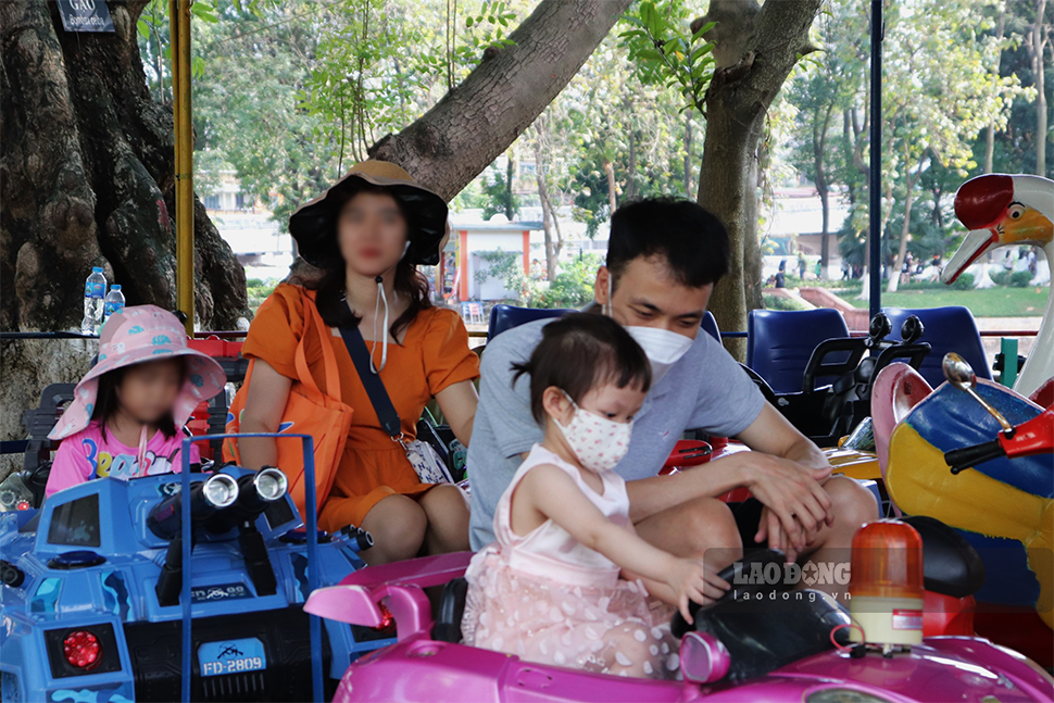 Tuy nhiên, theo ghi nhận trong các ngày nghỉ lễ 30.4-1.5, tại các địa điểm công cộng ở Hà Nội như công viên Thủ Lệ, phố đi bộ Hồ Hoàn Kiếm, bến xe Mỹ Đình, nhiều người dân vẫn còn lơ là quy định phòng dịch, không sử dụng khẩu trang nơi đông người.