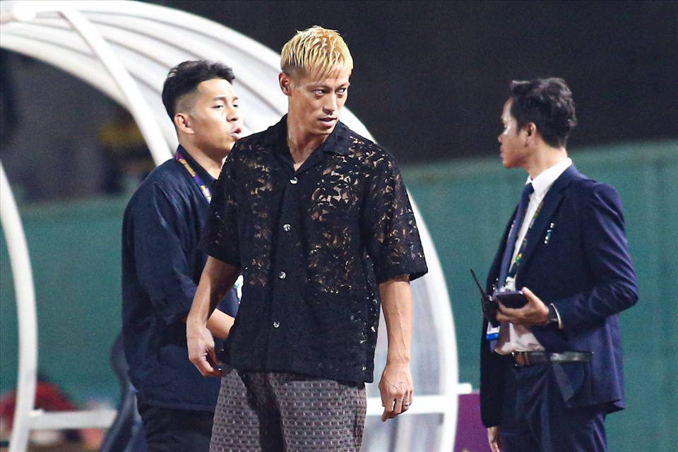 Khoảnh khắc Keisuke Honda bị giám sát trận đấu nhắc nhở vì ra khỏi khu vực cho phép chỉ đạo.