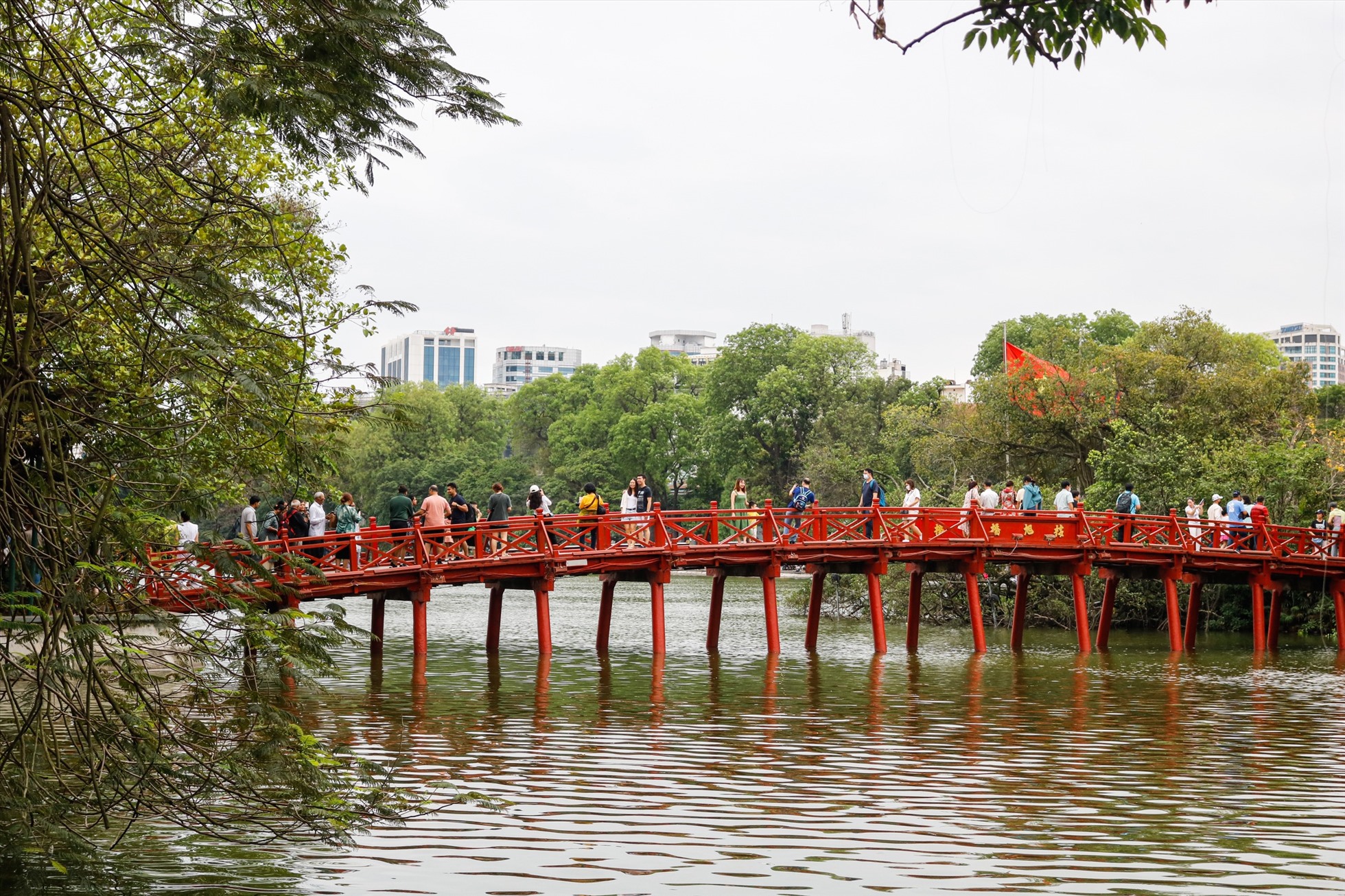 Cầu Thê Húc đông khách dừng chân chụp ảnh. Ảnh: Thu Hiền