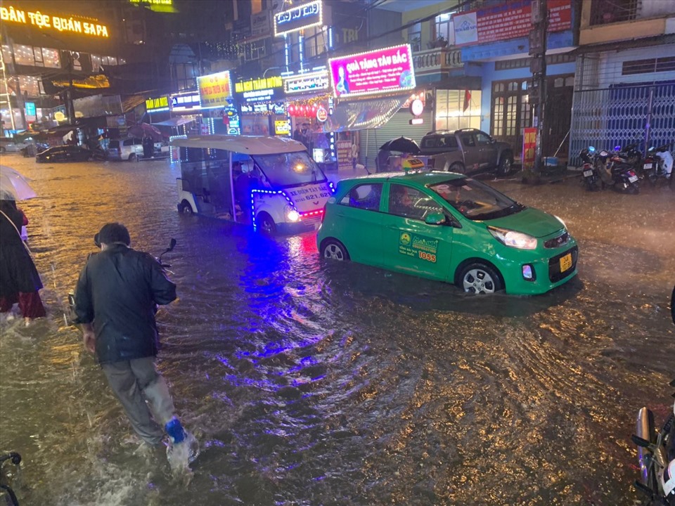 Vào khoảng 21h tối 29.4, một trận mưa lớn đã trút xuống gây ngập úng cục bộ tại một số tuyến đường khu vực trung tâm thị xã Sa Pa, trong đó đường Lương Định Của ngập sâu khoảng 30 - 50 cm khiến nhiều phương tiện lưu thông qua đây bị chết máy.