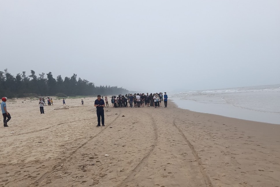Hiện trường tìm kiếm 3 học sinh lớp 7 chết đuối khi tắm biển Thạch Hải hôm 15.3. Ảnh: Trần Tuấn.