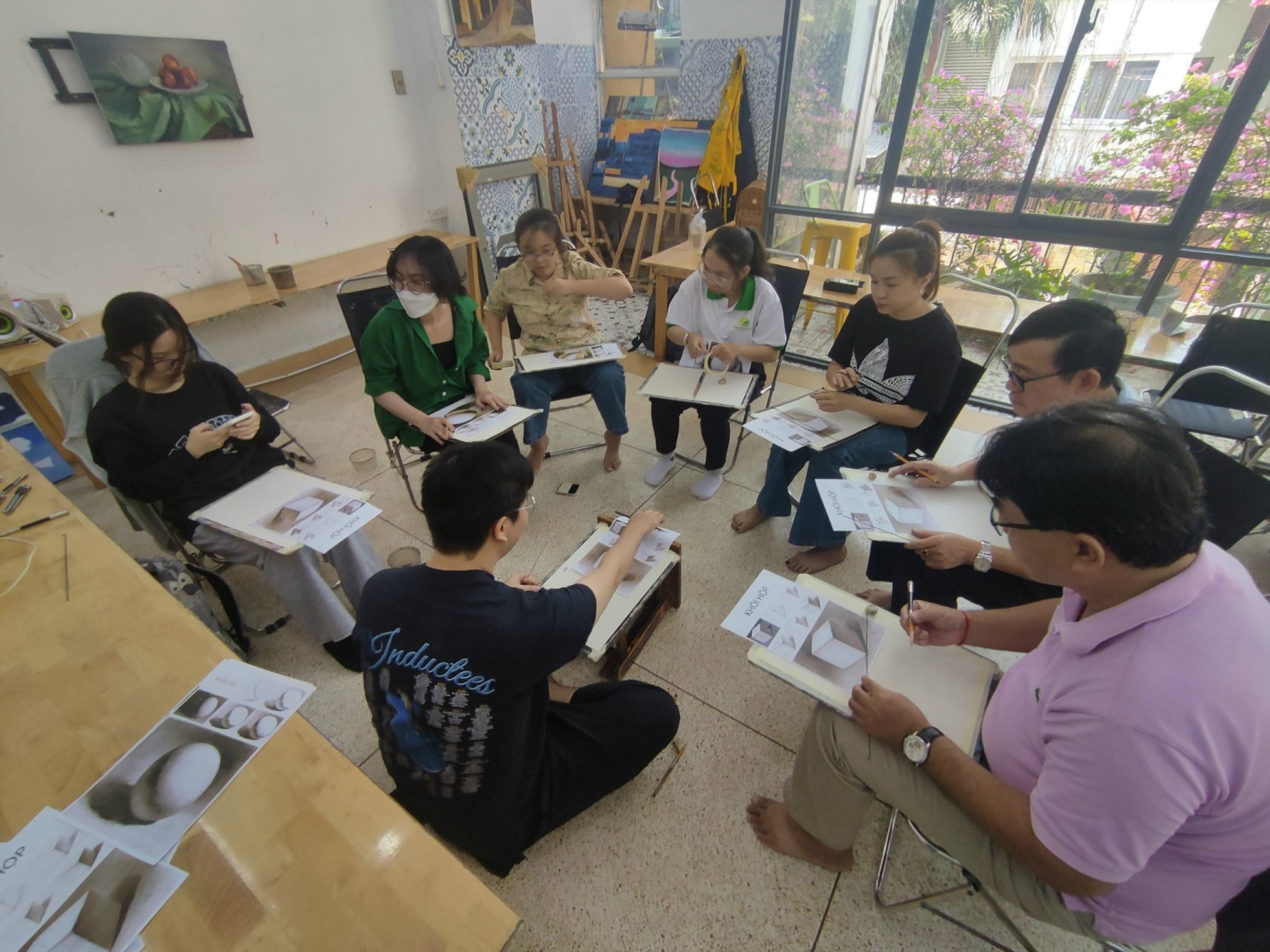 Lớp vẽ “Mỹ thuật Bụi” tại đường Tân Canh, phường 1, quận Tân Bình. Ảnh: Kim Mỹ