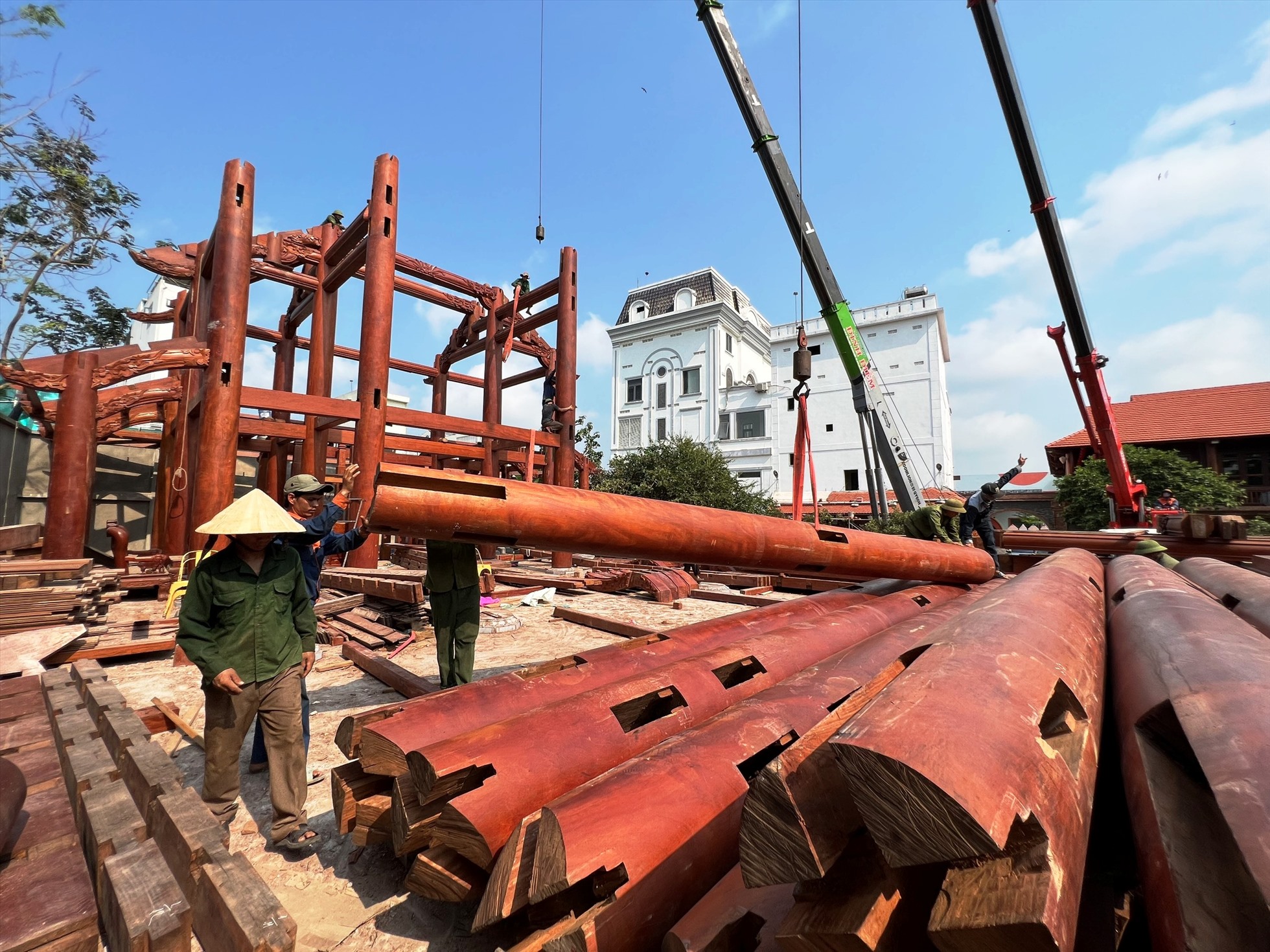 Ông Nguyễn Hồng Sơn đang thuê nhân công tháo dỡ công trình xây dựng trái phép của mình. Ảnh: Ngọc Viên
