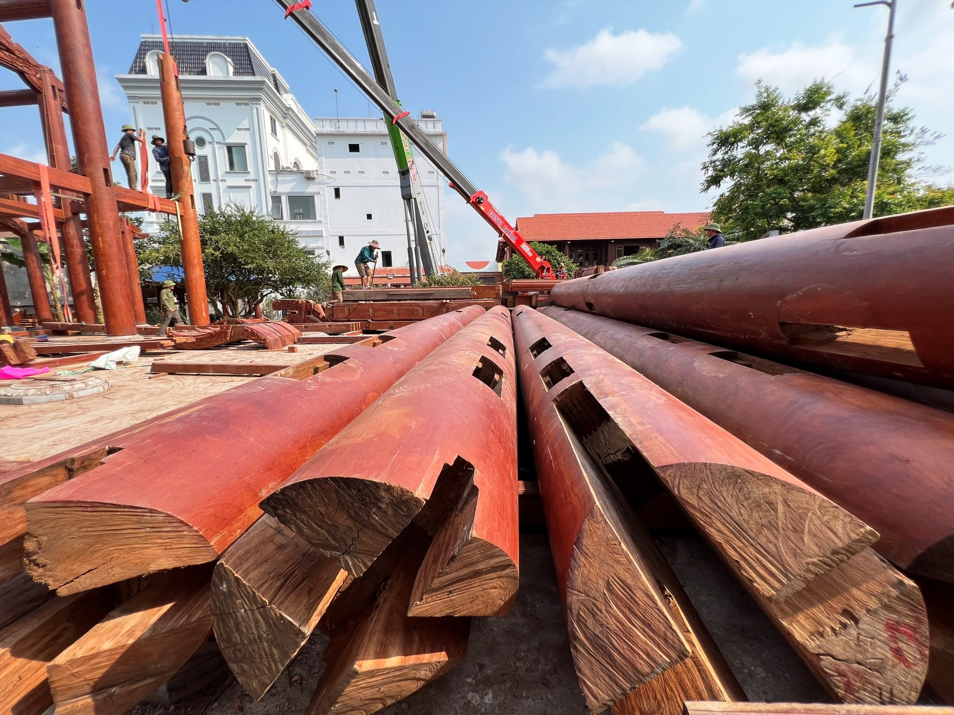 Những khối gỗ lim quý được ông Nguyễn Hồng Sơn sử dụng để xây dựng công trình trái phép đã được tháo dỡ. Ảnh: Ngọc Viên