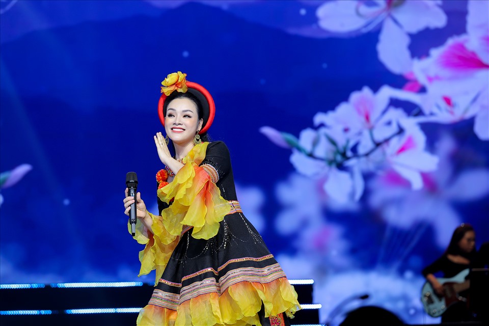 Ca sĩ Tân Nhàn mang nhiều sắc màu trên sân khấu “Con đường âm nhạc“. Ảnh: Nhân vật cung cấp