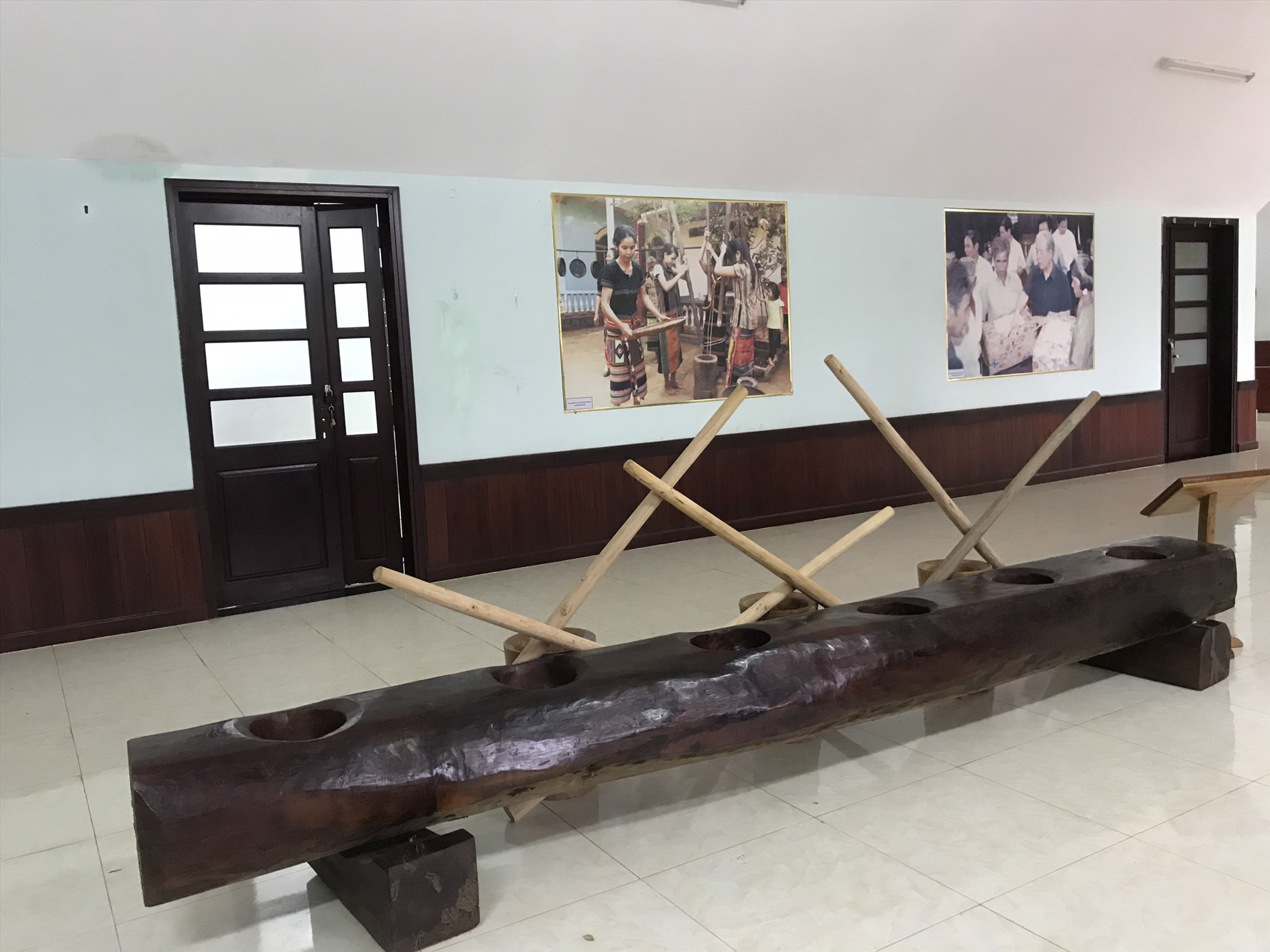 Hình ảnh..... là sáng tạo của bà con Sóc Bom Bo khi phải ngày đêm giã gạo nuôi quân nhưng không đủ cối, nên đã lên rừng chặt cây to về khoét ruột làm cối, góp phần tăng năng suất rất nhiều.