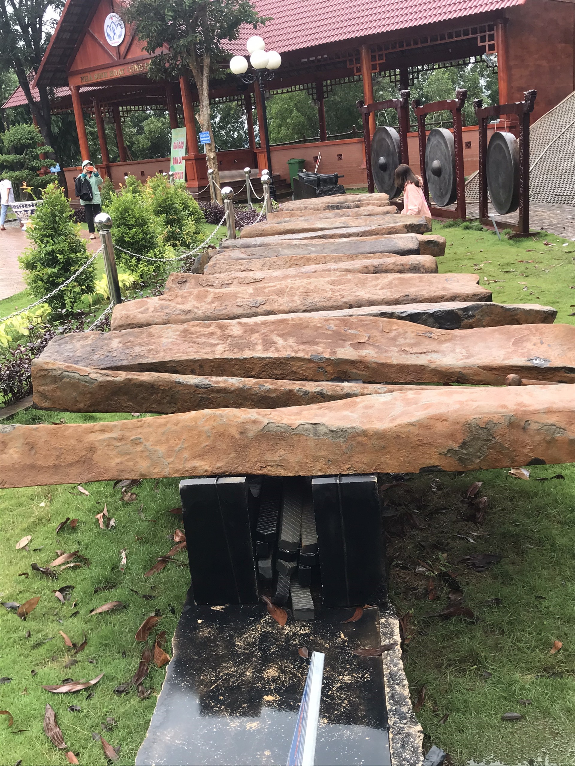 Bộ đàn đá nặng 20 tấn được nghệ nhân Trương Đình Chiếu trao tặng được bố trí trang trọng quanh sân lễ hội. Để diễn tấu bộ đàn đá này cần có 4 người biểu diễn cùng lúc, đây là điểm nhấn rất thú vị khi đến với Khu Bảo Tồn.