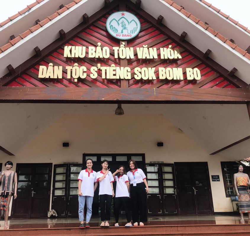 Khu Bảo Tồn sóc Bom Bo là điểm du lịch về nguồn, giúp các đơn vị cơ quan hoạt động phong trào tại địa phương, qua đó giáo dục truyền thống yêu nước, lòng tự hào dân tộc và ý thức bảo tồn và phát huy những giá trị văn hóa truyền thống của dân tộc cho thế hệ trẻ.