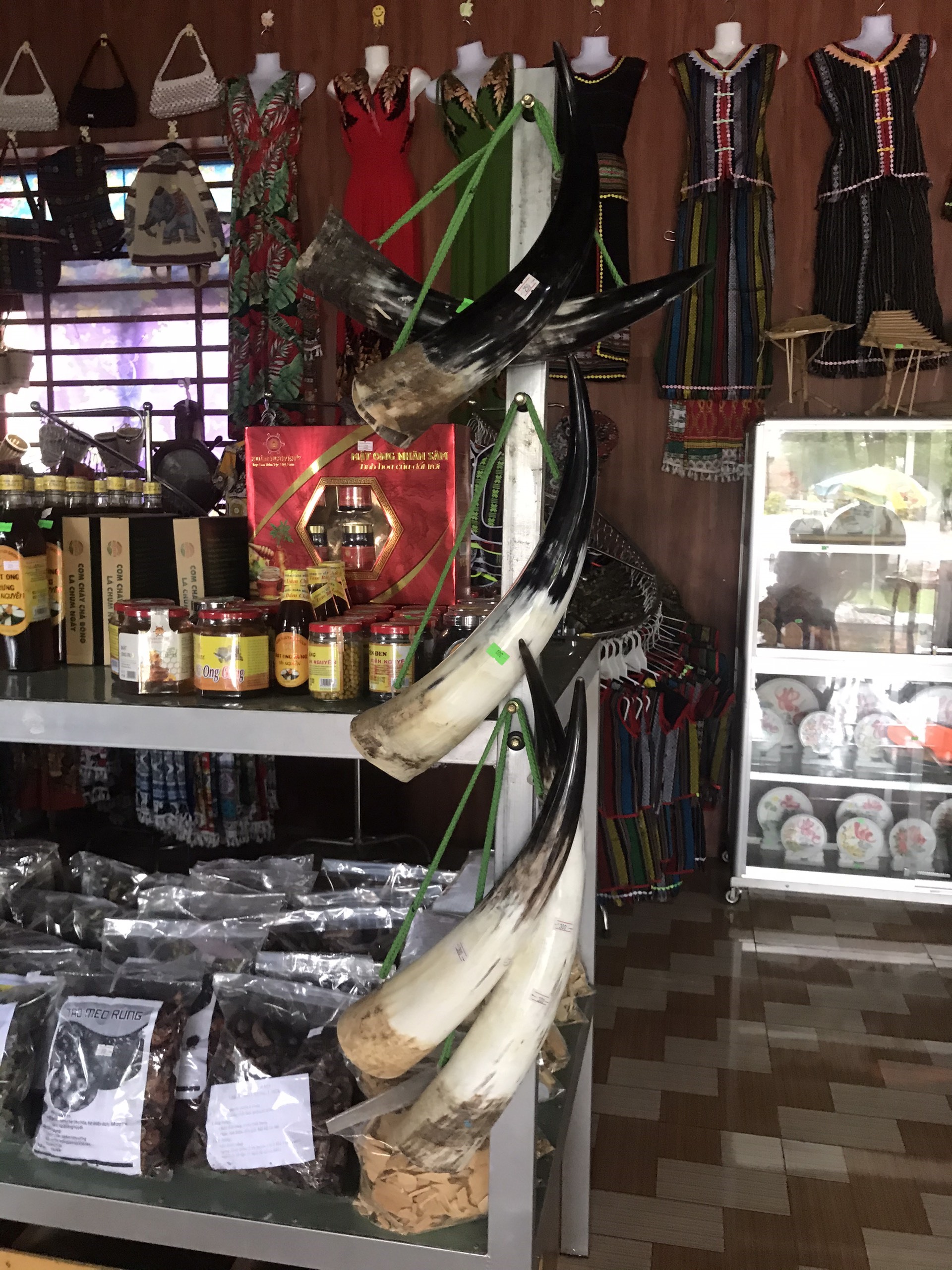 Ngoài ra du khách đến với nơi đây có thể mua những món đồ nhỏ xinh, hay các đặc sản truyền thống để kỷ niệm chuyến đi từ gian hàng trưng bày ở khu vực Sân lễ hội.