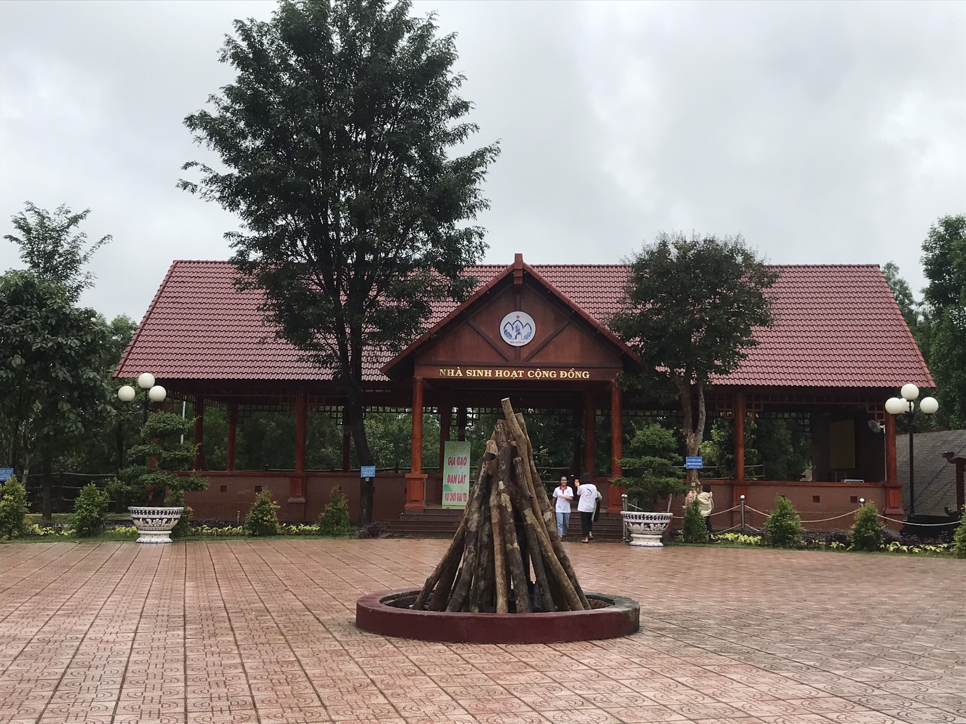 Từ nhà trưng bày, tiếp tục di chuyển lên đỉnh núi cách khoảng 300m du khách sẽ đặt chân tới khu vực nhà dài và sân lễ hội. Ở đây mọi người sẽ được chiêm ngưỡng 2 nhà dài truyền thống được phục dựng, và sân lễ hội cho quan khách tham quan và tổ chức các hoạt động tập thể.