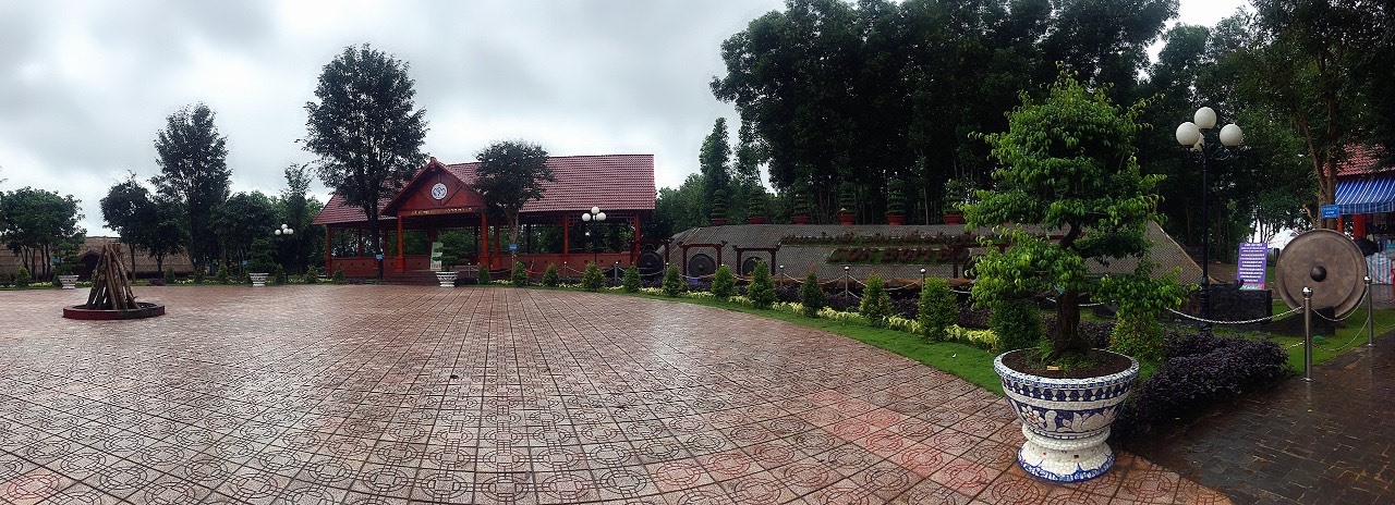 Vào những dịp đón khách, lửa trại sẽ diễn ra ngay trên sân, xung quanh là đội văn nghệ Khu Bảo Tồn với những điệu múa mềm mại, trên giai điệu của bài hát “Tiếng chày trên sóc Bom Bo”. Không khí se lạnh về đêm cùng ánh lửa bập bùng, mùi vị thơm đặc trưng từ lá rừng trong rượu cần hòa quyện. Đây sẽ là một trải nghiệm tuyệt vời với du khách dịp ghé thăm nơi đây.