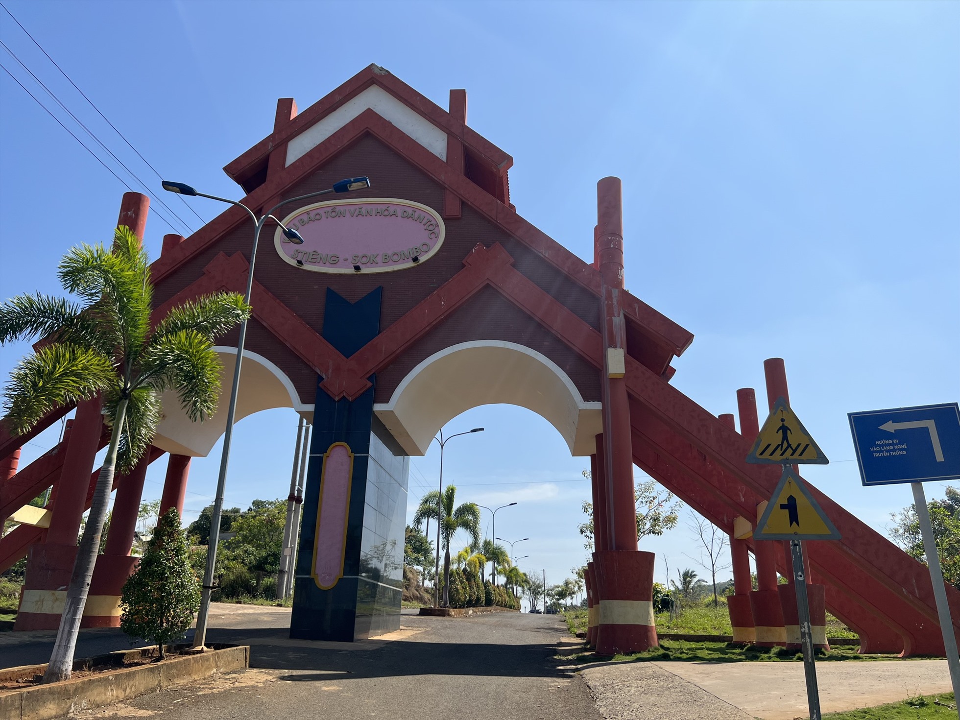 Khu Bảo Tồn sóc Bom Bo nằm ở thôn 1 xã Bình Minh, huyện Bù Đăng, tỉnh Bình Phước, cách trung tâm huyện Bù Đăng khoảng 12km. Công trình có tổng diện tích 115 ha, được khởi công xây dựng năm 2011, khánh thành, đưa vào sử dụng giai đoạn 1 năm 2015.