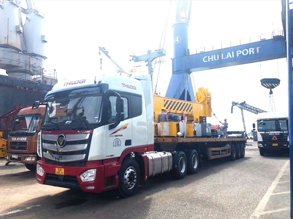 Vận chuyển hàng thiết bị từ cảng Chu Lai đến KCN Hòa Phát (Quảng Ngãi). Ảnh: Thaco Group
