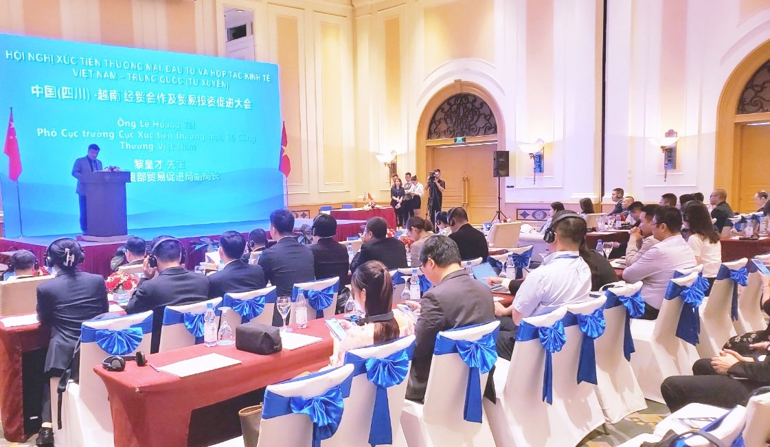 Cơ quan xúc tiến thương mại của Việt Nam và Trung Quốc trao đổi thông tin về thị trường hàng hóa. Ảnh: Nguyệt Minh