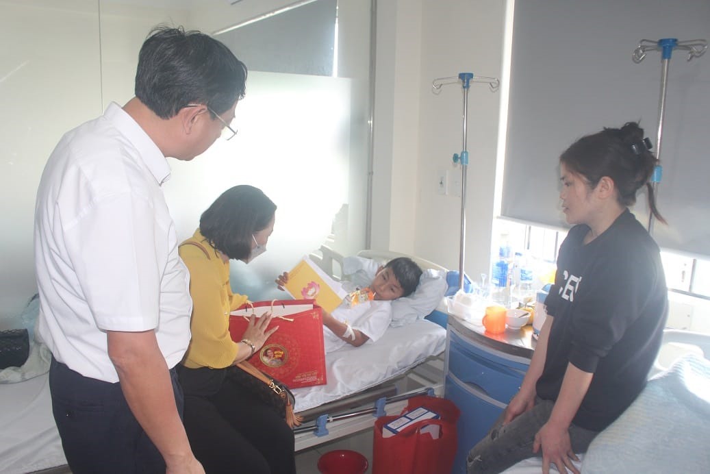 Đoàn công tác huyện Quỳnh Lưu thăm hỏi nạn nhân bị thương trong vụ nổ tại gara ôtô. Ảnh: Hải Đăng