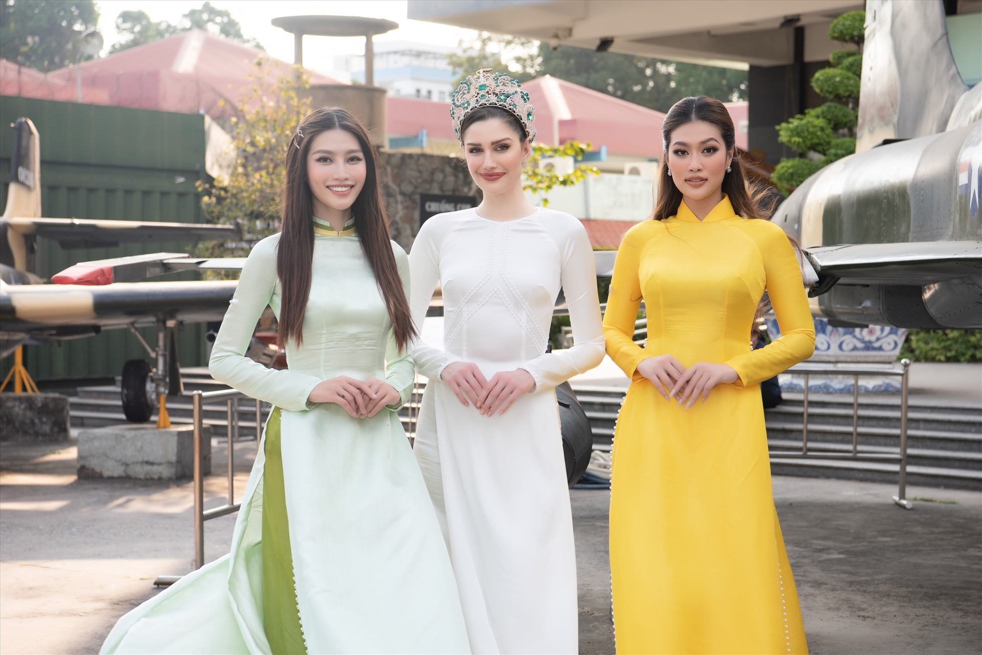 Hoa hậu Isabella Menin và các người đẹp Việt dạo phố TPHCM. Ảnh: Sen Vàng.
