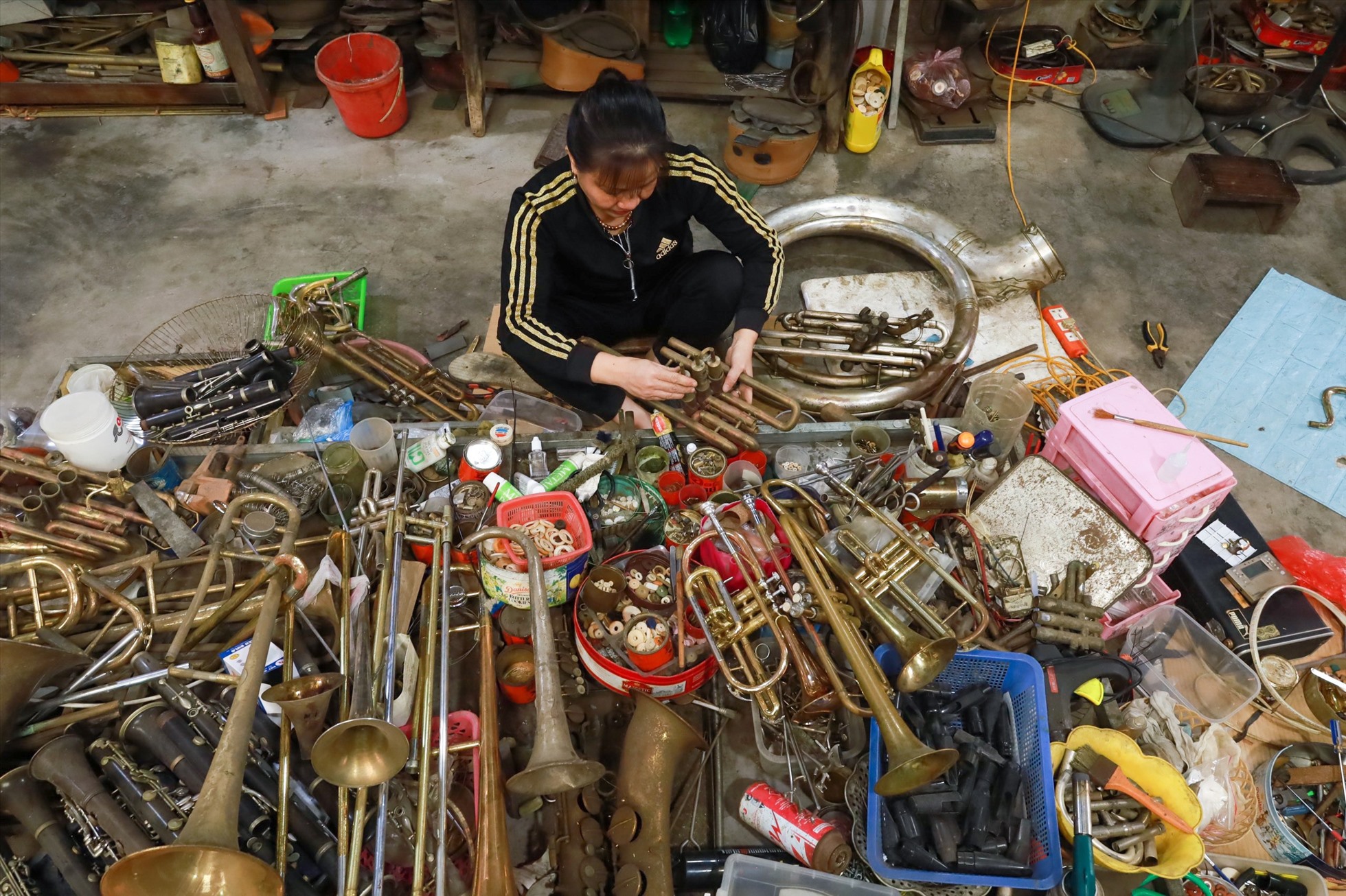 Ở làng làm kèn đồng Phạm Pháo, hầu hết công đoạn đều được làm thủ công. Ảnh: Nguyễn Thúy