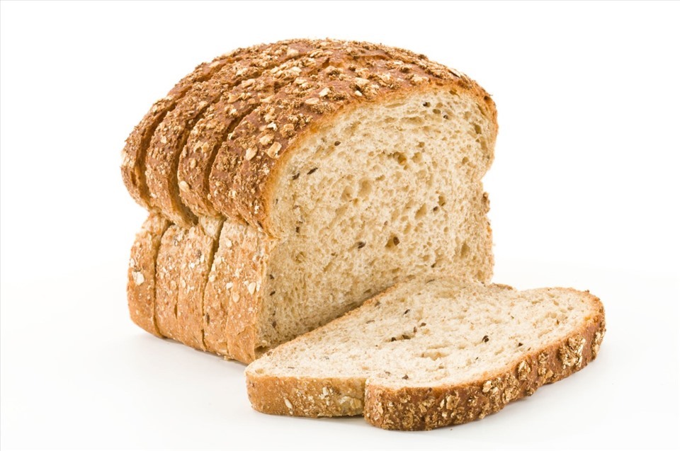 Bánh mì nguyên cám là thực phẩm thích hợp cho người tiểu đường. Ảnh: Xinhua.