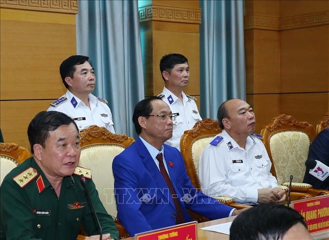 Phó Chủ tịch Quốc hội Trần Quang Phương thăm hỏi, động viên cán bộ, chiến sĩ Cảnh sát biển đang công tác trên các vùng biển Việt Nam qua hệ thống VISAD tại Trung tâm chỉ huy. Ảnh: Trọng Đức/TTXVN