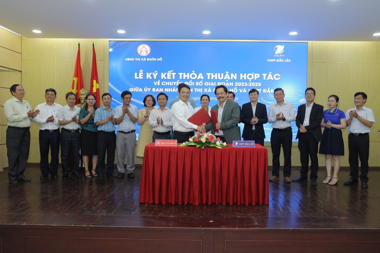 Lãnh đạo VNPT Đắk Lắk và UBND thị xã Buôn Hồ ký kết hợp tác. Ảnh: Bảo Trung