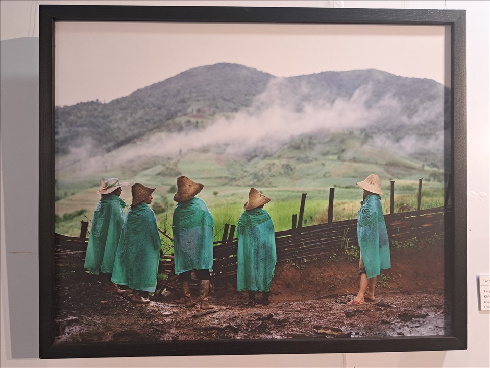 Các tác phẩm của nhiếp ảnh gia Lâm Đức Hiền được in phun trên giấy ảnh bồi gỗ. Ảnh: Nguyễn Linh