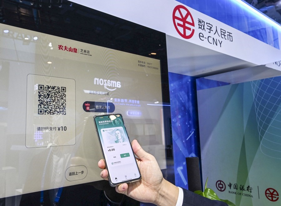 Giới thiệu thanh toán bằng đồng nhân dân tệ kỹ thuật số (e-CNY) trong Hội chợ Thương mại Kỹ thuật số Toàn cầu đầu tiên ở Hàng Châu, tỉnh Chiết Giang, ngày 12.12.2022. Ảnh: Xinhua