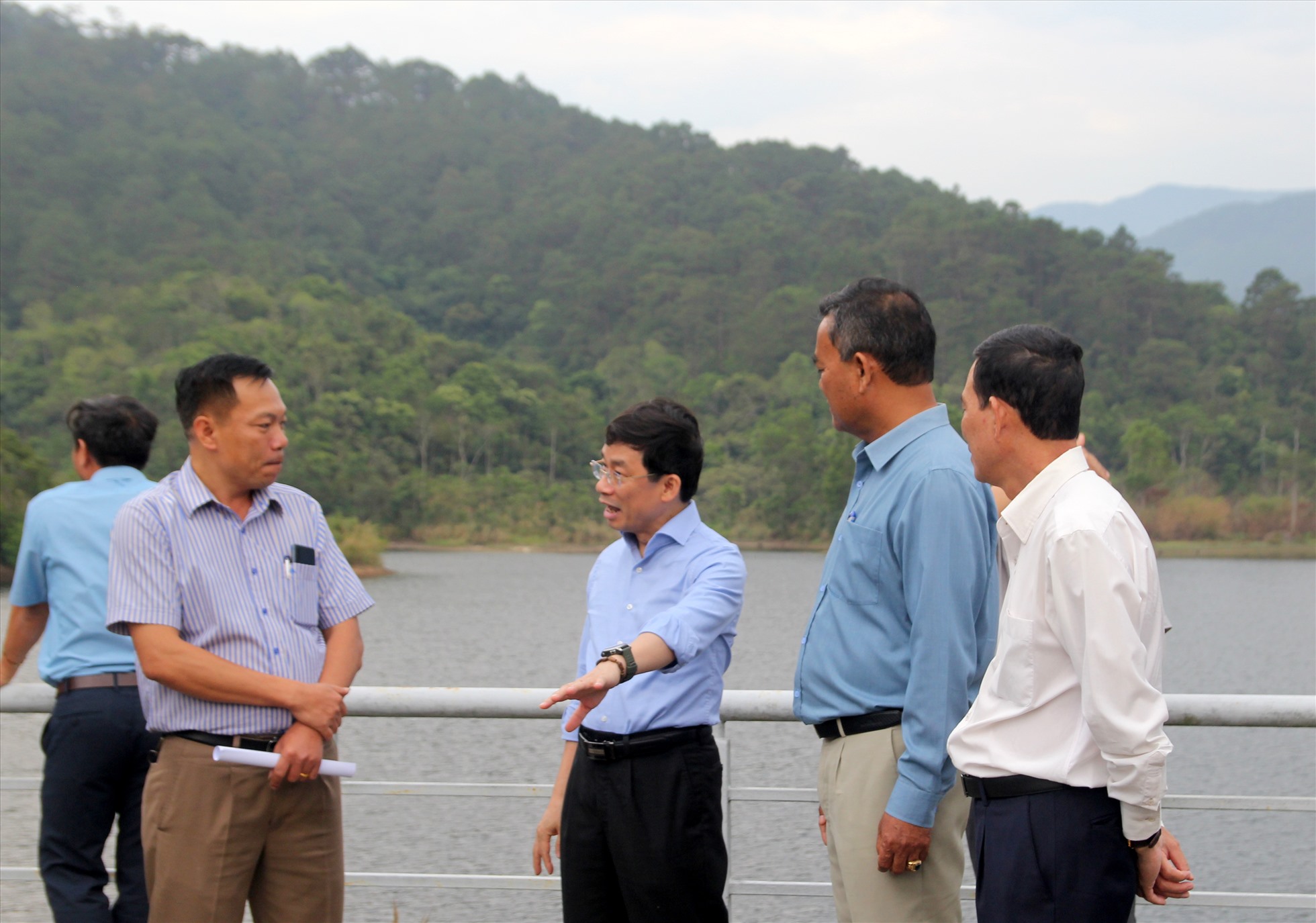 Đoàn công tác khảo sát tại lâm phần của Vườn Quốc gia Chư Yang Sin. Ảnh: Phan Tuấn