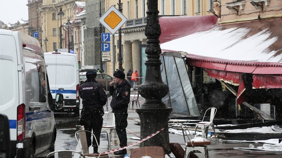 Cảnh sát bên ngoài quán cà phê bị đánh bom ở Saint Petersburg khiến blogger quân sự Vladlen Tatarsky thiệt mạng. Ảnh: Sputnik