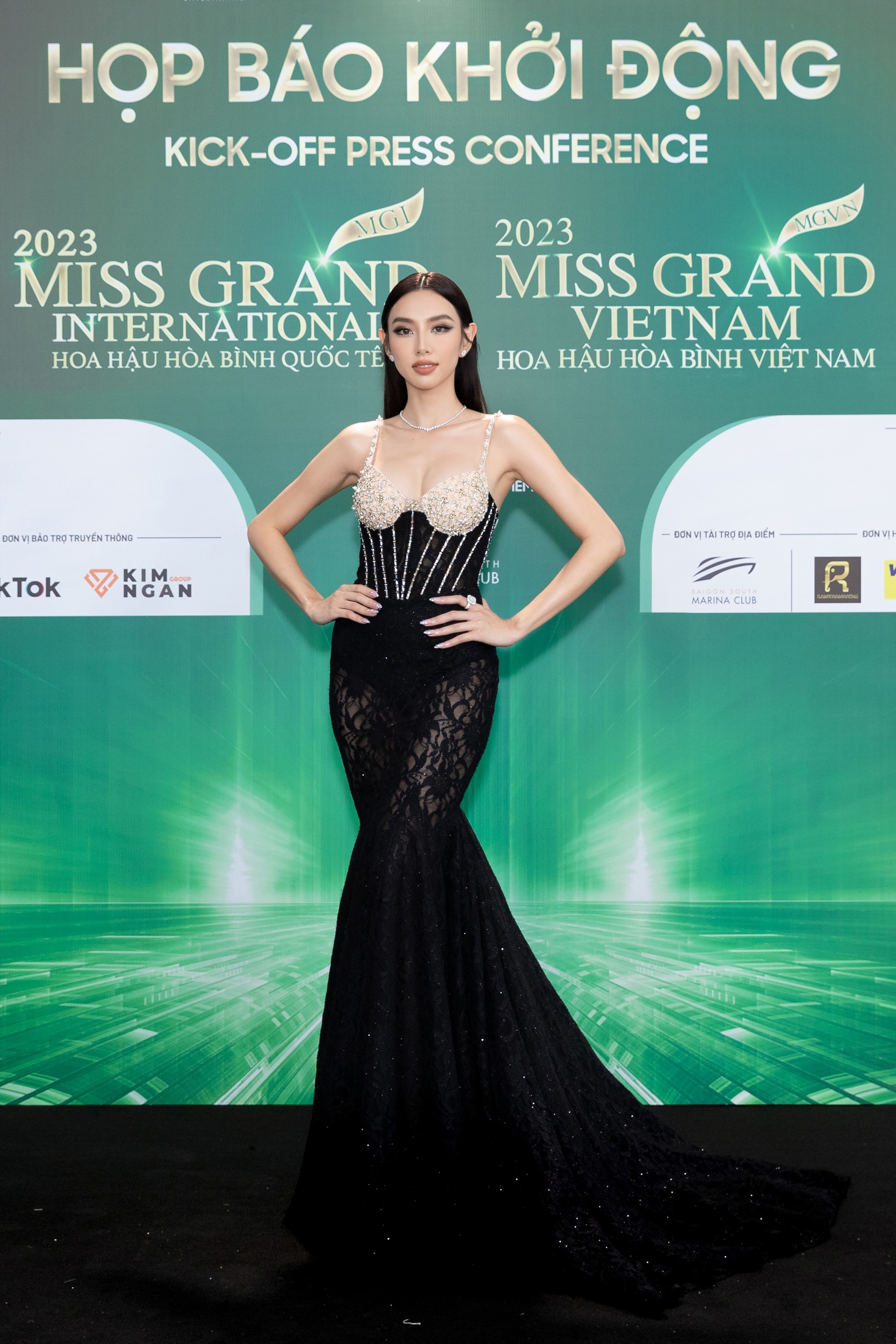 Miss Grand International - Hoa hậu Hòa bình Quốc tế 2023 Nguyễn Thúc Thùy Tiên hở bạo trên thảm đỏ. Ảnh: Sen Vàng.