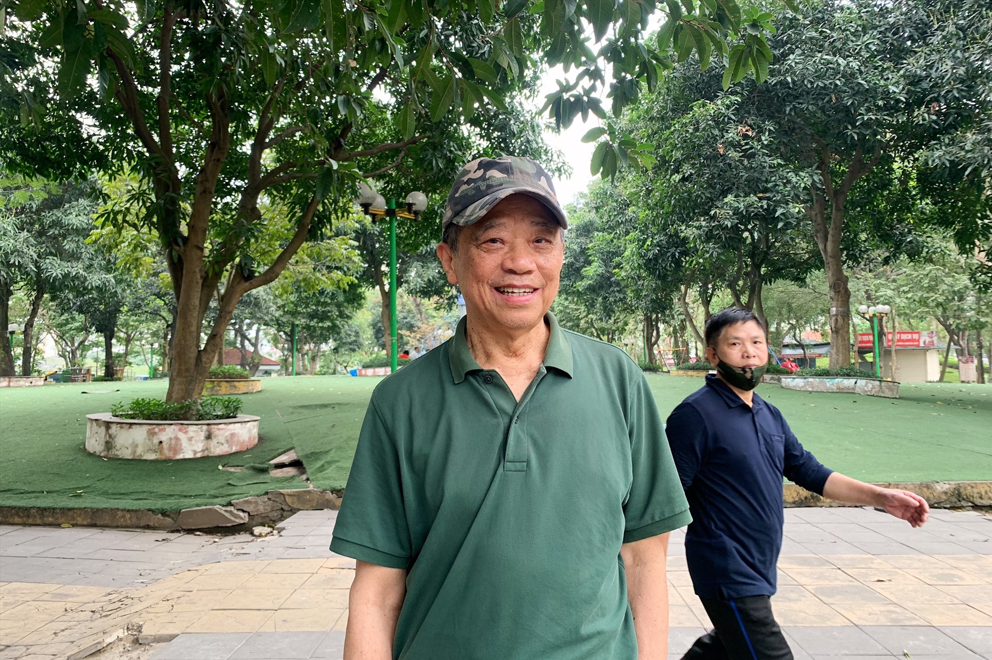 Ông Trần Viết Cương đi bộ thể dục trong công viên. Ảnh: Thu Hiền