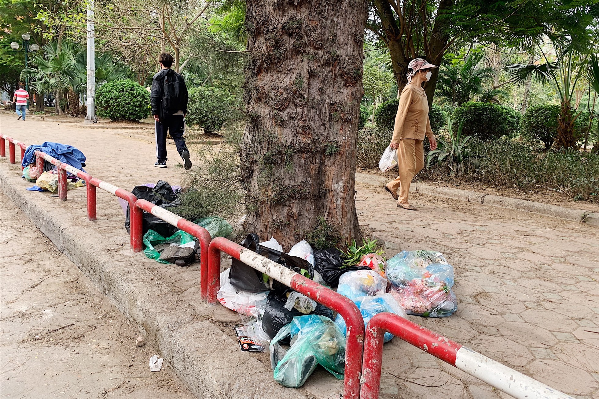 Xảy ra tình trạng rác thải bủa vây công viên 1-6. Ảnh: Thu Hiền