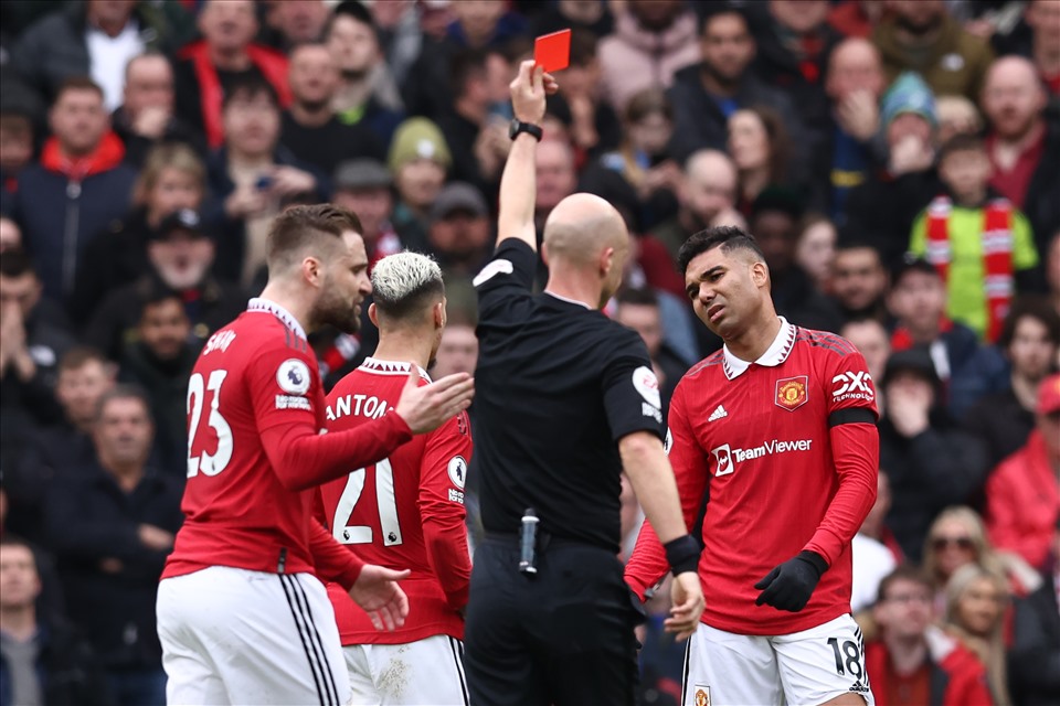 Chiếc thẻ đỏ tai hại của Casemiro trong trận đấu với Southampton để lại thiệt hại quá lớn cho Man United. Ảnh: AFP