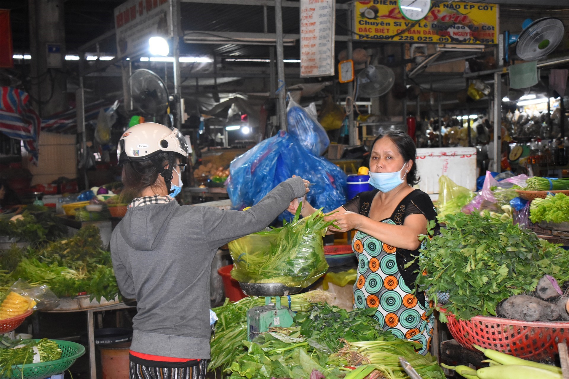 Anh Vũ Thành Được (TP. HCM) cho rằng, chợ truyền thống thường không được sạch sẽ bằng các cửa hàng tiện lợi. Ảnh: Thành Nhân.