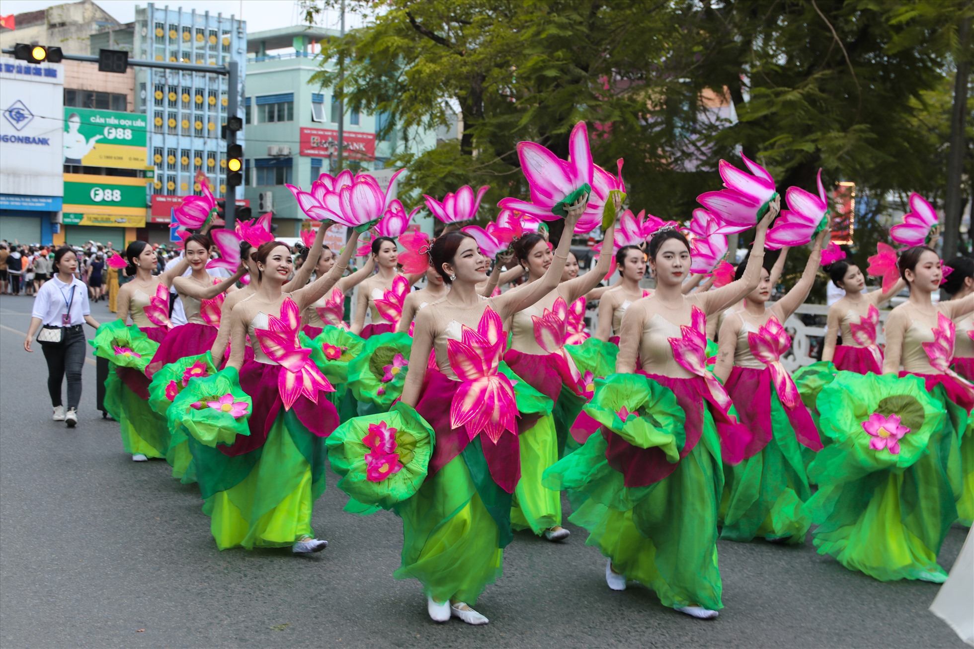 Nằm trong chuỗi các hoạt động chính tại tuần lễ Festival Nghề truyền thống Huế năm 2023, Lễ hội Quảng diễn đường phố chính thức diễn ra lần đầu tiên ở Festival NTT Huế lần này.