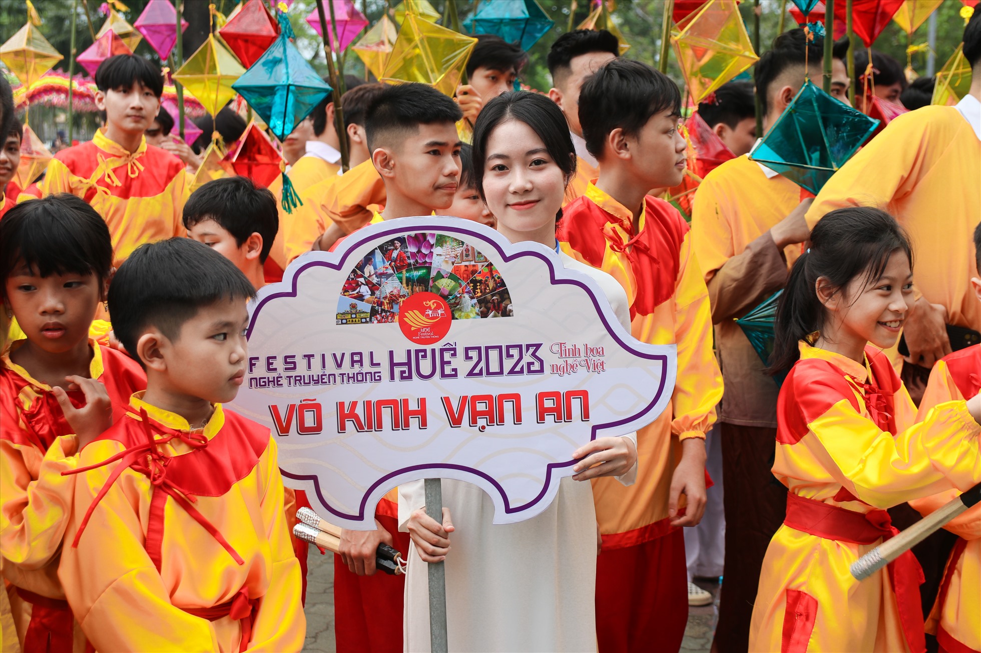 Đã có 13 đơn vị tập thể từ khắp nơi trên toàn tỉnh Thừa Thiên Huế tham gia biểu diễn tại Lễ hội Quảng diễn đường phố lần đầu tiên.