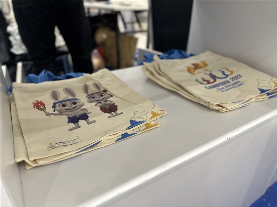 Ly sứ, khăn và túi đeo có hình ảnh biểu tượng SEA Games có giá từ 10-12 USD (khoảng 235.000 đến 280.000 đồng).