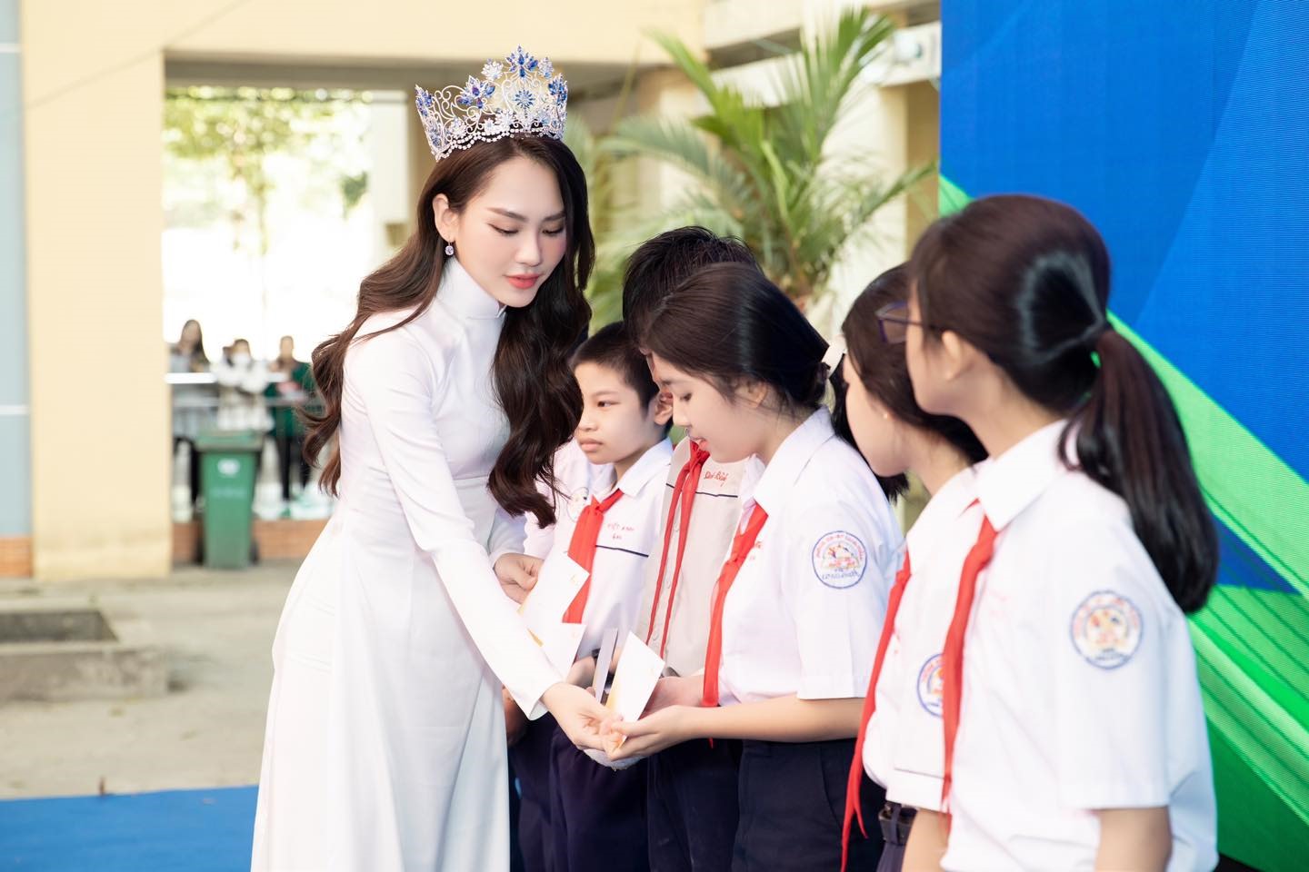 Bên cạnh việc trau dồi bản thân, Miss World Việt Nam 2022 cũng tích cực tham gia các hoạt động thiện nguyện. Sắp tới cô sẽ đại diện Việt Nam tham dự Miss World 2023. Ảnh: Sen Vàng.