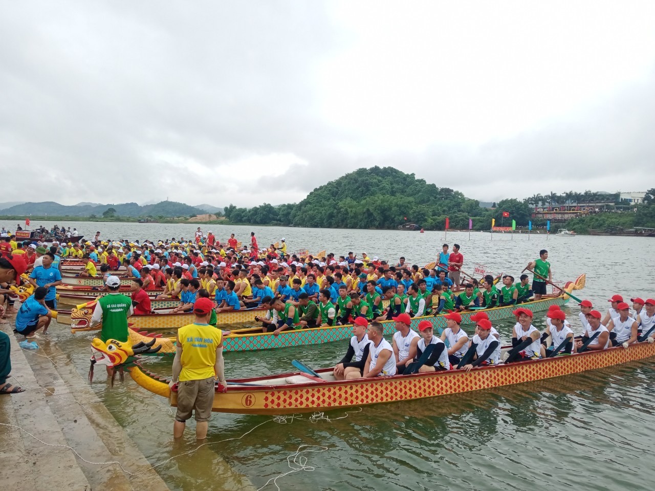 Sáng cùng ngày, tại huyện Tuyên Hóa cũng đã tổ chức Lễ hội đua thuyền trên sông Gianh. Ảnh: Cộng tác viên