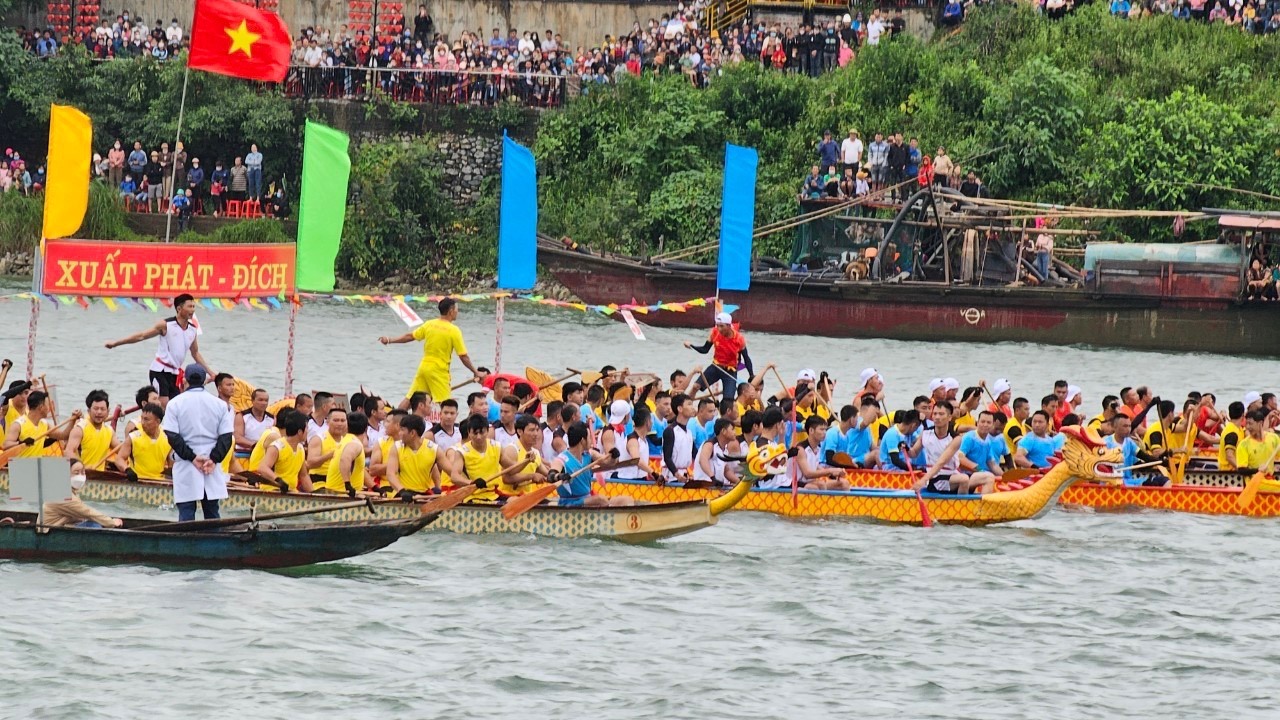Lễ hội đua thuyền trên sông Gianh là hoạt động có ý nghĩa nhân ngày 30.4 hằng năm. Ảnh: Cộng tác viên